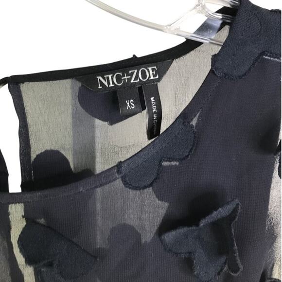 Nic + Zoe Top Womens Size XS Black Flutter Flower Sleeveless Romantic - Picture 2 of 7